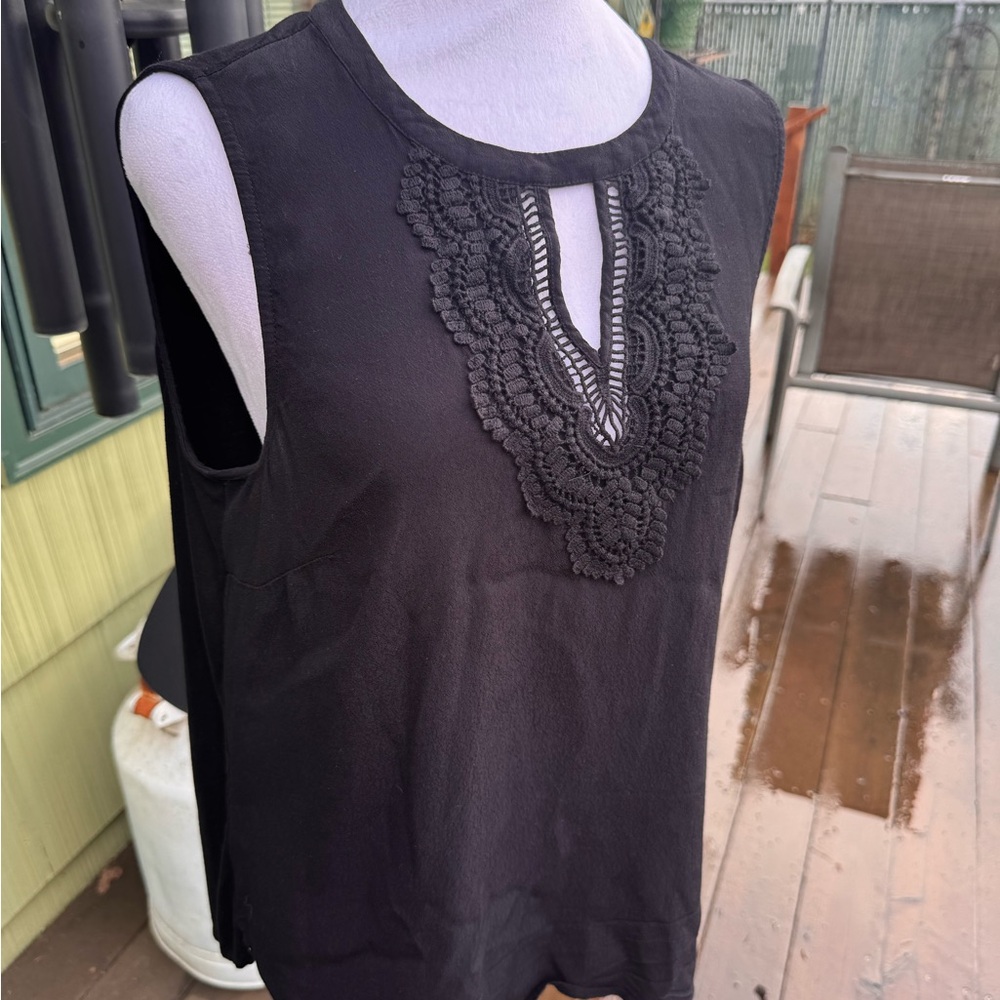 Chic Black Lace Detail Sleeveless Blouse - Picture 2 of 6